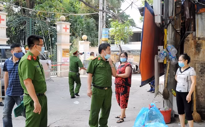 Công an xã Tam Hiệp, Công an huyện Thanh Trì yêu cầu người dân chấp hành các quy định phòng, chống dịch COVID-19.