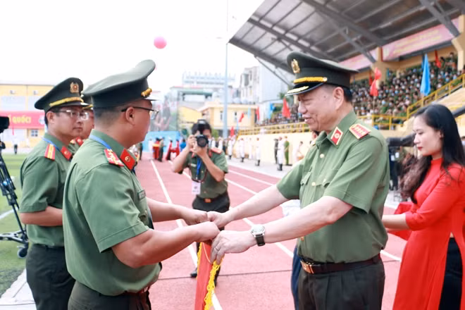 Bộ trưởng Tô Lâm và các đại biểu trao Kỷ niệm chương và cờ lưu niệm cho các Đoàn tham dự Đại hội.