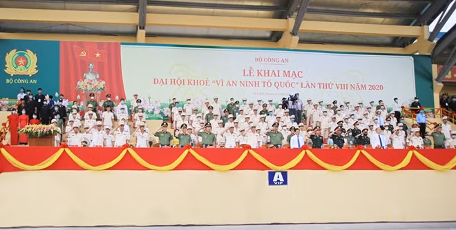 Các đại biểu thực hiện nghi lễ chào cờ.