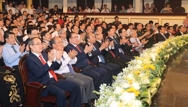 Các đại biểu tham dự buổi lễ.