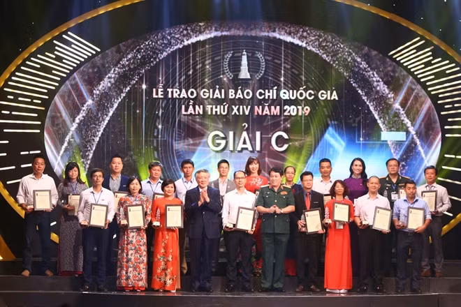 Đồng chí Nguyễn Hòa Bình và Đại tướng Lương Cường trao giải C cho các tác giả đoạt giải.