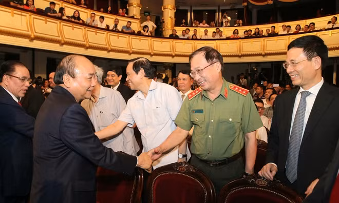 Các đại biểu tham dự buổi lễ.