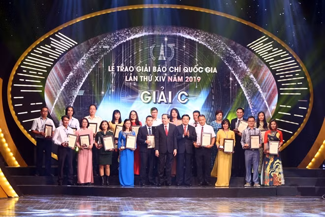 Đồng chí Trần Thanh Mẫn và đồng chí Phan Đình Trạc trao giải C cho các tác giả đoạt giải.