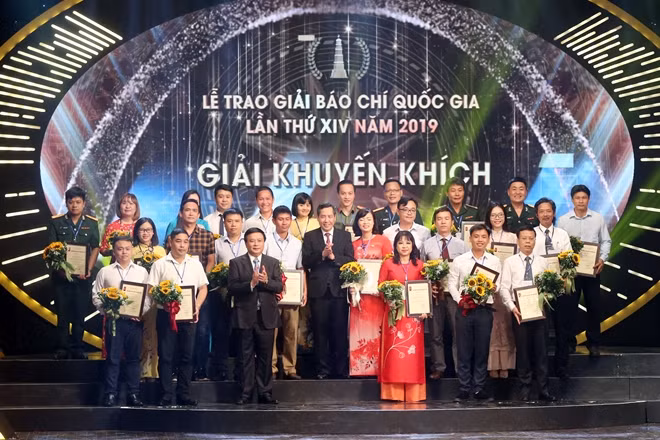 Đồng chí Thuận Hữu và đồng chí Nguyễn Xuân Thắng trao giải Khuyến khích cho các tác giả đoạt giải.