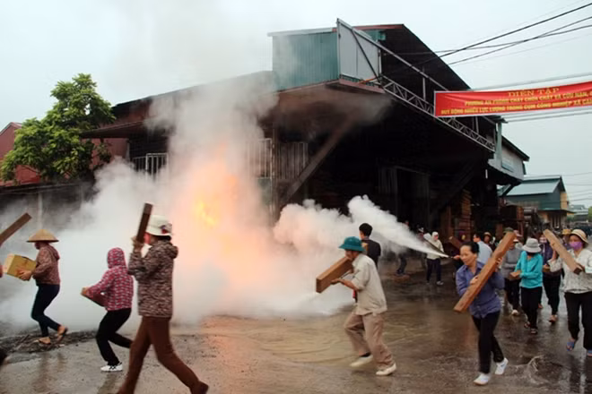 Người dân tham gia buổi diễn tập.