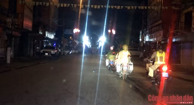 Những ngày này tại Hà Giang, các Tổ công tác thuộc Công an thành phố làm nhiệm vụ không kể ngày đêm nhằm kiểm soát dịch bệnh.