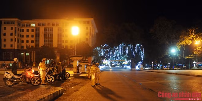 Ngoài tuần tra kiểm soát, các tổ công tác lập chốt tại các khu vực trọng điểm để xử lý vi phạm.