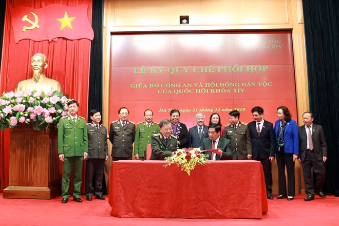 Bộ trưởng Tô Lâm và đồng chí Hà Ngọc Chiến, Chủ tịch Hội đồng Dân tộc ký Quy chế phối hợp trong sự chứng kiến của các đại biểu.
