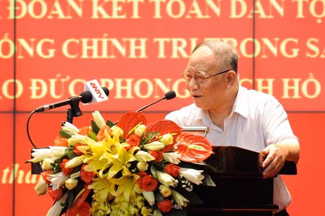 GS.TS Hoàng Chí Bảo, nguyên Ủy viên Hội đồng lý luận Trung ương, chuyên gia cao cấp Học viện Chính trị quốc gia Hồ Chí Minh trực tiếp truyền đạt tại Hội nghị.