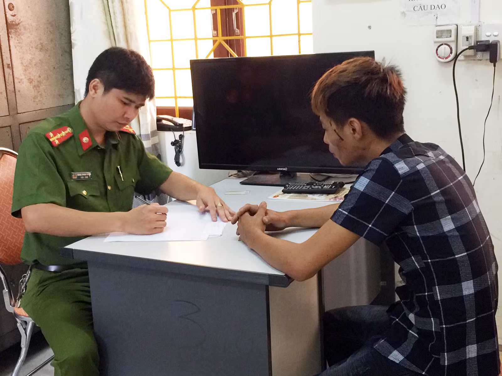 Xe khách lao xuống vực, hơn 20 người bị thương ảnh 6