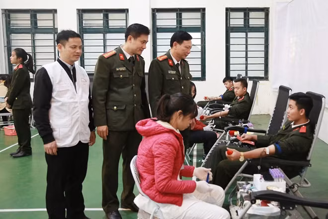 Đại tá Nguyễn Văn Thuận, Phó Hiệu trưởng Phụ trách Trường Cao đẳng ANND I cùng các thành viên Ban Chỉ đạo động viên học viên Nhà trường tham gia hiến máu