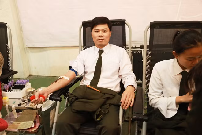 Trong buổi sáng đã có gần 400 cán bộ chiến sỹ, giáo viên, học viên nhà trường tham gia hiến máu tình nguyện.