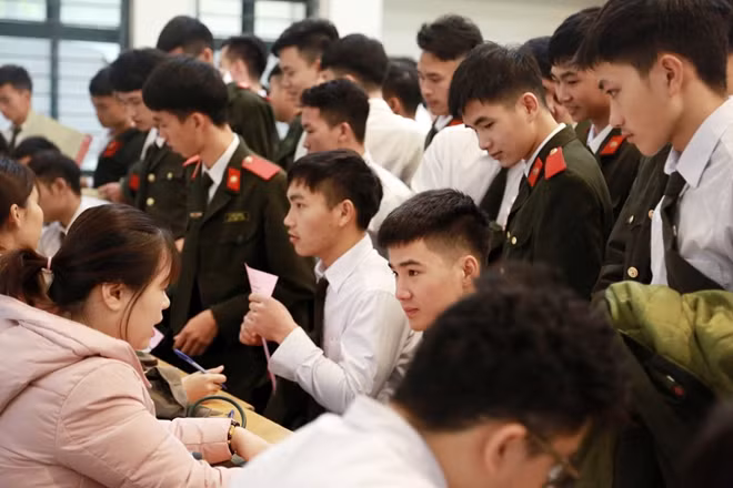 Đông đảo đoàn viên học viên Trường Cao đẳng ANND I tham gia hiến máu tình nguyện.