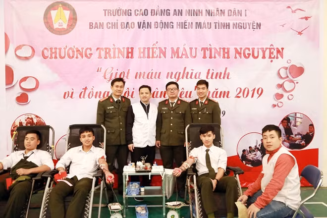 Để chương trình diễn ra hiệu quả, Ban Chỉ đạo Hiến máu tình nguyện nhà trường đã tổ chức nhiều hoạt động tuyên truyền trước đó nhiều ngày...