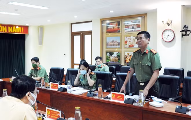 Đại tá Bùi Anh Tuấn, Phó Cục trưởng Cục Truyền thông CAND và các đại biểu chia sẻ tại buổi làm việc.