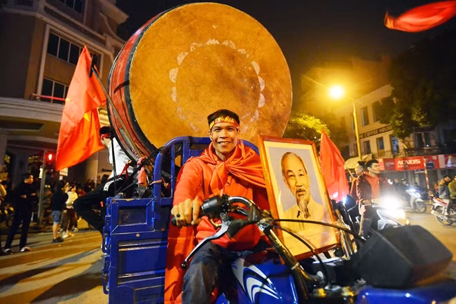 Ảnh Bác Hồ cùng những tiếng hô vang "Việt Nam - Hồ Chí Minh" rộn ràng khắp các cung đường.