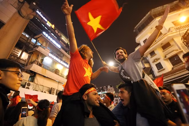 Mọi người còn cùng nhau hân hoan ca vang những bài hát như: “Như có Bác Hồ trong ngày vui đại thắng”...