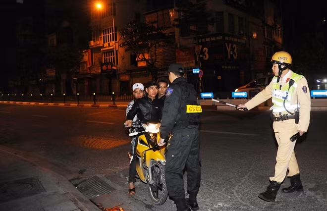 Nhiều trường hợp đèo 3, không đội mũ bảo hiểm...