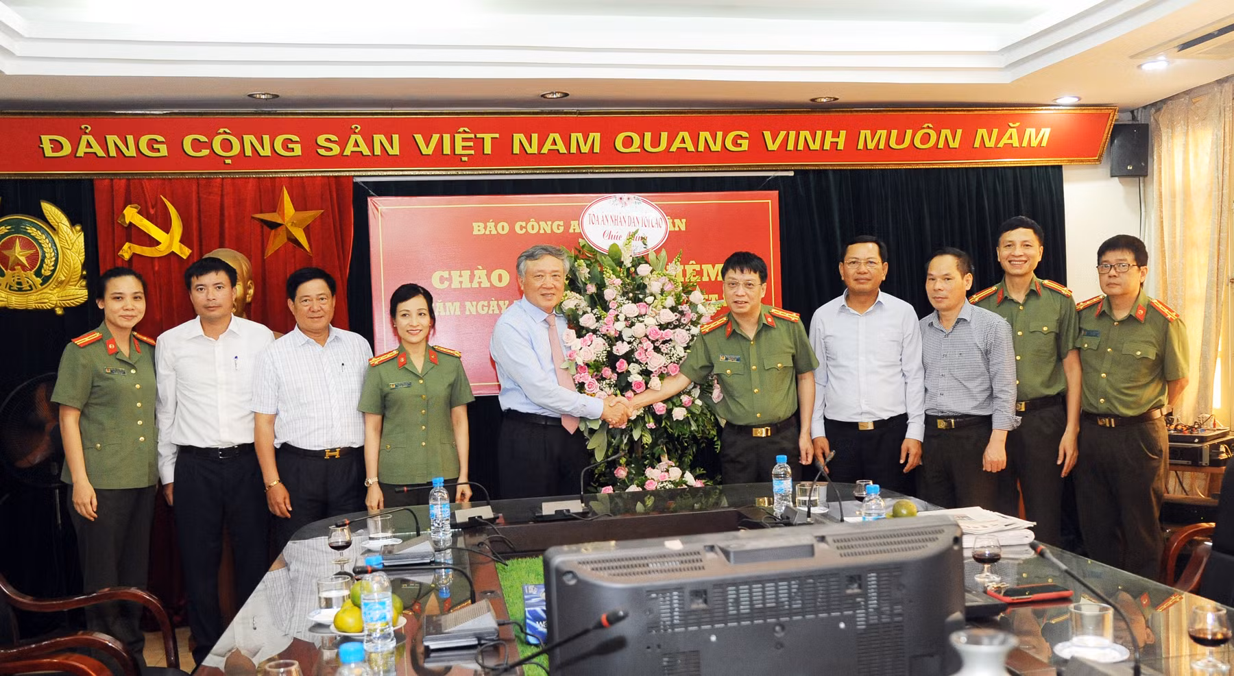 Chánh án TAND Tối cao Nguyễn Hòa Bình chúc mừng Báo CAND nhân Ngày Báo chí Cách mạng Việt Nam