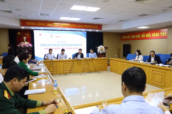Các đại biểu bỏ phiếu kín lựa chọn 10 Gương mặt trẻ Việt Nam tiêu biểu năm 2019.