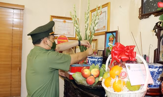 Đoàn công tác tới thắp hương cho Liệt sỹ Thượng uý Dương Đức Hoàng Quân, cán bộ Trung đoàn CSCĐ Thủ đô, Bộ Tư lệnh CSCĐ.