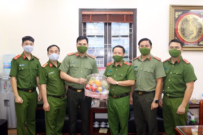 Đoàn công tác tới thăm, tặng quà Thiếu tướng, AHLLVTND Nguyễn Văn Phục, Cục trưởng Cục Cảnh sát quản lý tạm giữ, tạm giam và thi hành án hình sự tại cộng đồng, thương binh loại A.