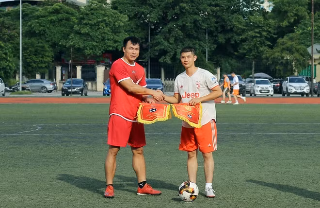Các đội tuyển thi đấu giao lưu bộ môn bóng đá.