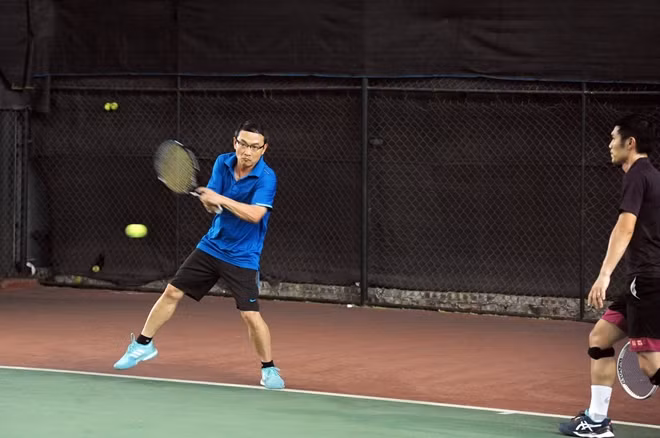 Các trận thi đấu tennis diễn ra sôi nổi.