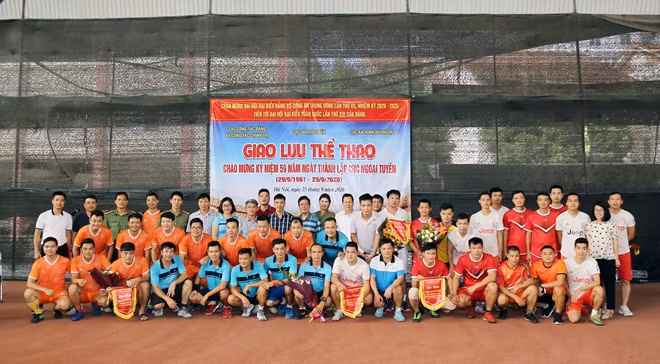 Các đại biểu và các vận động viên tham gia chương trình giao lưu thể thao.