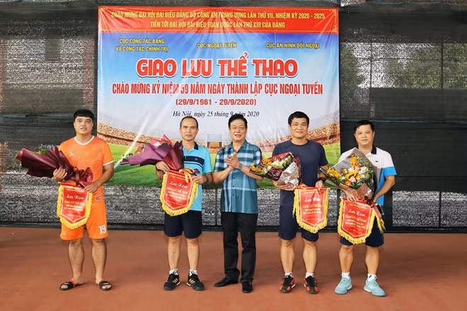 Đại tá Nguyễn Anh Tuấn, Phó Cục trưởng Cục Ngoại tuyến trao cờ lưu niệm và tặng hoa cho các Đội tuyển.