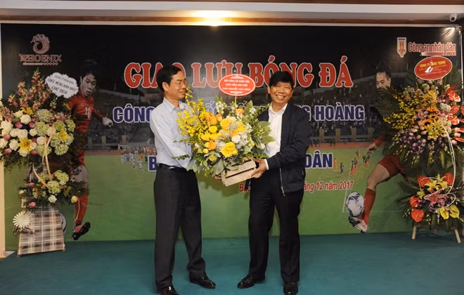 Nhân dịp này, Thiếu tướng Phạm Văn Miên gửi tặng lẵng hoa chúc mừng sinh nhật ông Nguyễn Văn Hùng, Chủ tịch Công ty Phượng Hoàng.