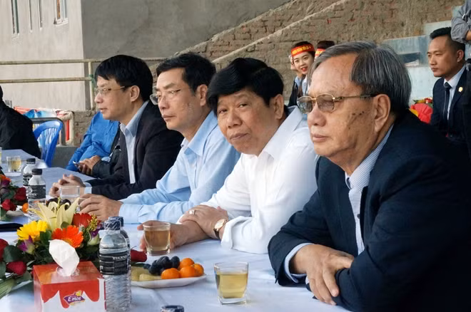 Thiếu tướng Phạm Văn Miên và ông Nguyễn Văn Hùng cùng đại diện lãnh đạo hai đơn vị.
