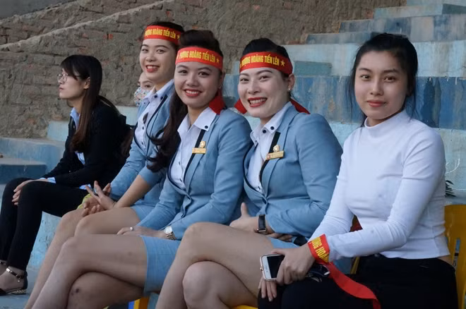 Trong những tràng pháo tay không ngớt của cổ động viên hai đơn vị.