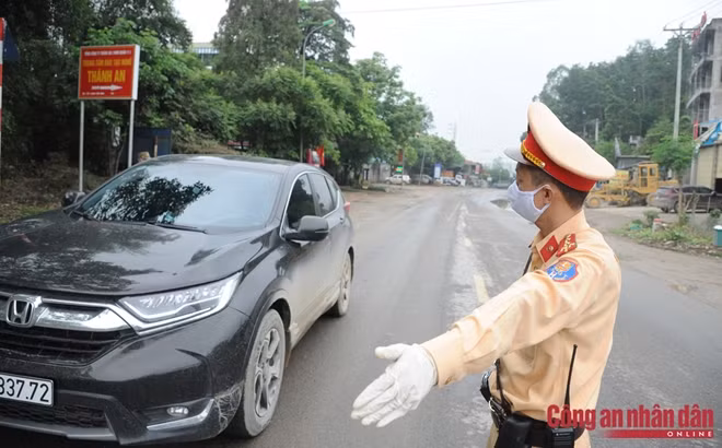 Ngoài việc kiểm soát trên các tuyến trục chính cửa ngõ ra vào Thủ đô, chốt còn tiến hành kiểm soát hạn chế tối đa việc di chuyển của người từ địa bàn, khu vực này sang khu vực địa bàn khác...