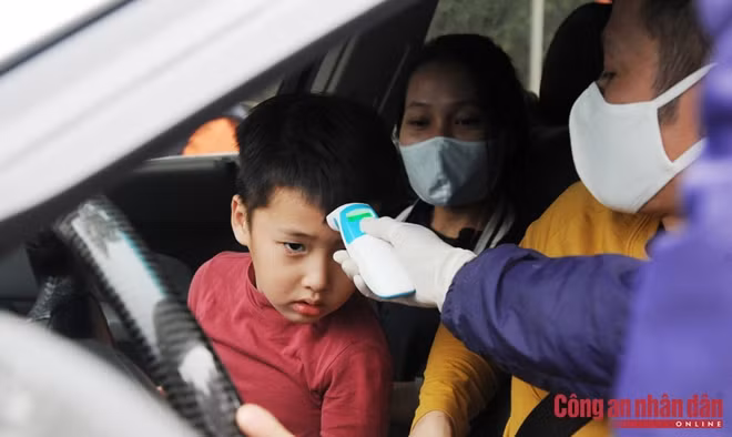 Tất cả người dân đi qua chốt đều được kiểm tra y tế.