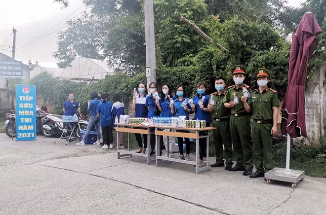 Ngay từ sớm, tuổi trẻ Công an tỉnh Cao Bằng cùng Thành đoàn Cao Bằng đã có mặt tại các địa điểm thi trên địa bàn.