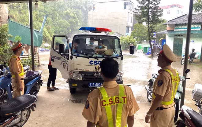 Trong ngày, một trận mưa lớn đã xảy ra tại vùng cao, các CBCS Cảnh sát giao thông đã giúp đỡ nhiều bạn thí sinh di chuyển qua các khu vực bị ngập, úng... kịp giờ thi cử.