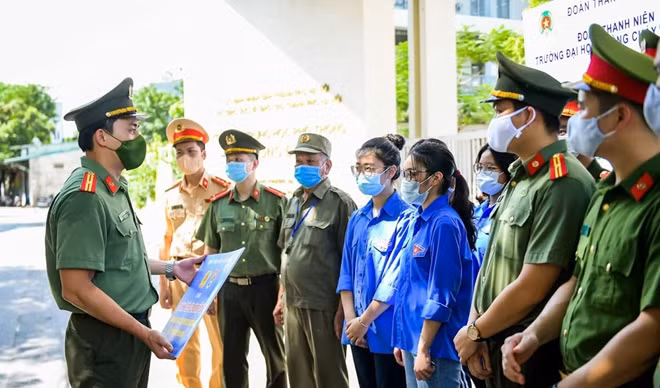 Đoàn đã trao tặng 10.000 khẩu trang y tế; 200 lọ nước sát khuẩn, 150 thùng nước cho các chiến sỹ tình nguyện, thí sinh và người nhà thí sinh tại các điểm thi.