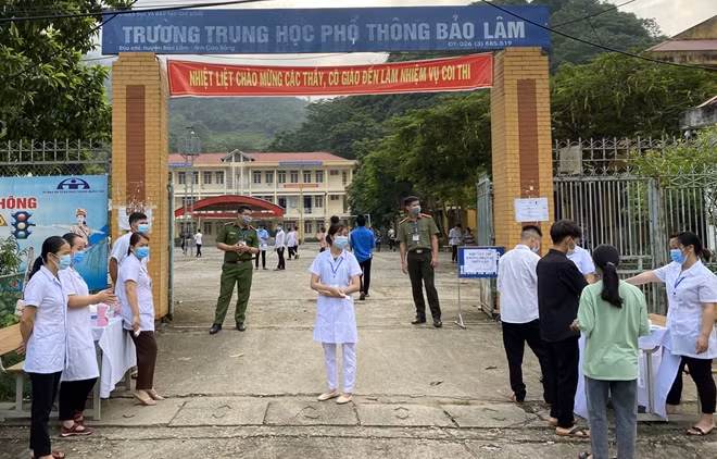Giữa tình hình dịch phức tạp nên tại các điểm đều bố trí nhân viên y tế, hỗ trợ đo thân nhiệt và xử lý các sự cố phát sinh.
