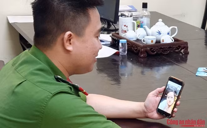 Tranh thủ những phút nghỉ trưa ít ỏi sau khi dùng bữa, Thượng úy Hoàng Quang Minh trò chuyện với vợ con say sưa.