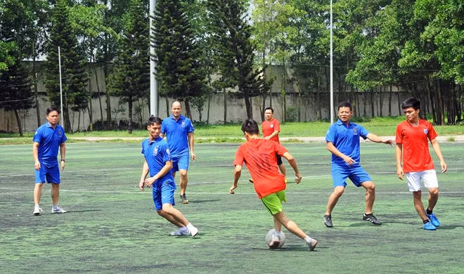 Các đại biểu tham gia giao hữu bóng đá với nhà trường.