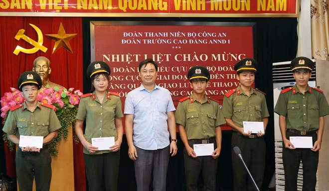 Trung tá Nguyễn Trung Kiên, đại diện CLB Cựu cán bộ Đoàn Tổng cục III – Bộ Công an giai đoạn 2012 trao quà hỗ trợ các em học viên có hoàn cảnh khó khăn vượt khó trong học tập.