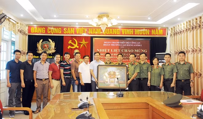 Các cựu cán bộ Đoàn Tổng cục III – Bộ Công an giai đoạn 2012 trao tặng tranh nhà trường.