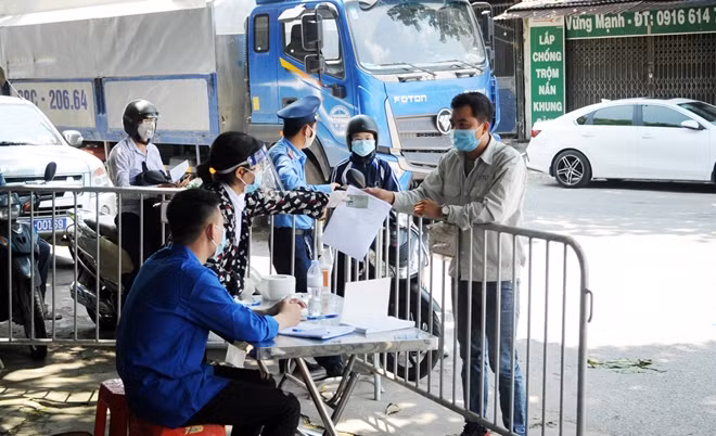 Mật độ người dân ra đường, nhu cầu di chuyển vào nội thành với "đủ lý do" vẫn rất đông.