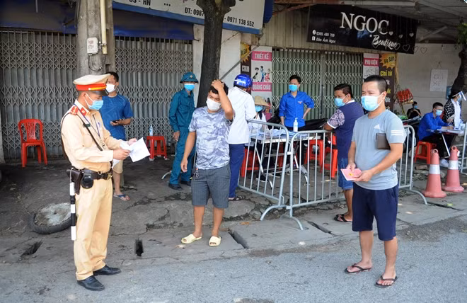 Thượng úy Phạm Anh Đào liên tục giải thích cho các tài xế và người dân hiểu rõ về Chỉ thị mới ban hành về phòng chống dịch và các trường hợp đủ điều kiện vào thành phố.