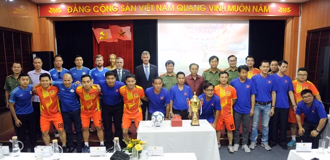 Các đại biểu và cầu thủ các đội chụp ảnh lưu niệm.
