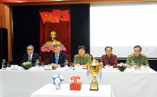 Đại diện đại sứ quán các nước tham dự buổi họp báo và bốc thăm giao hữu bóng đá.