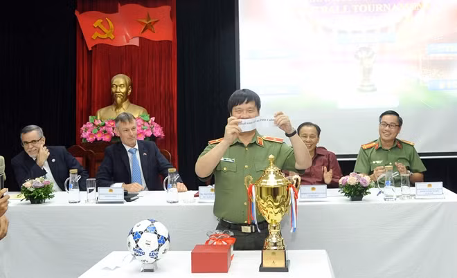 Thiếu tướng Nguyễn Thanh Sơn, Cục trưởng Cục Đối ngoại, Bộ Công an bốc thăm bảng thi đấu các đội.