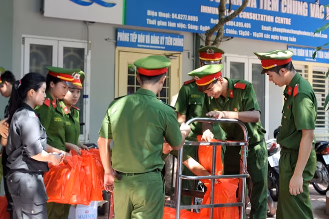 Các cán bộ, chiến sĩ Học viện CSND chuyển những suất quà tới các phòng bệnh.