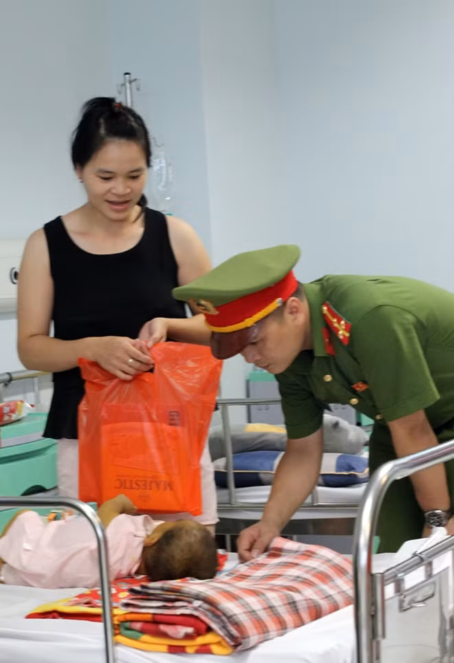 Cán bộ, chiến sĩ tới động viên, thăm hỏi và tặng quà các gia đình có bệnh nhi nhỏ.